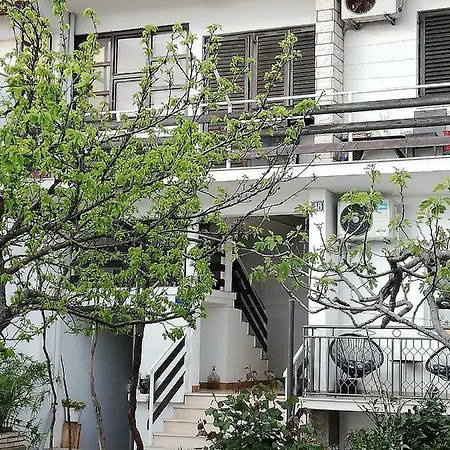 2 Διαμέρισμα *